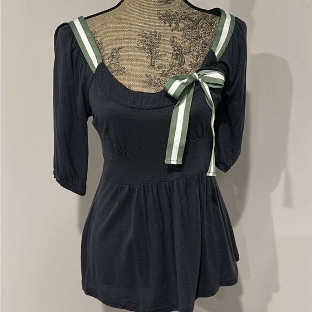 Ric Rac gray scoop neck baby doll top with green and white bow size small